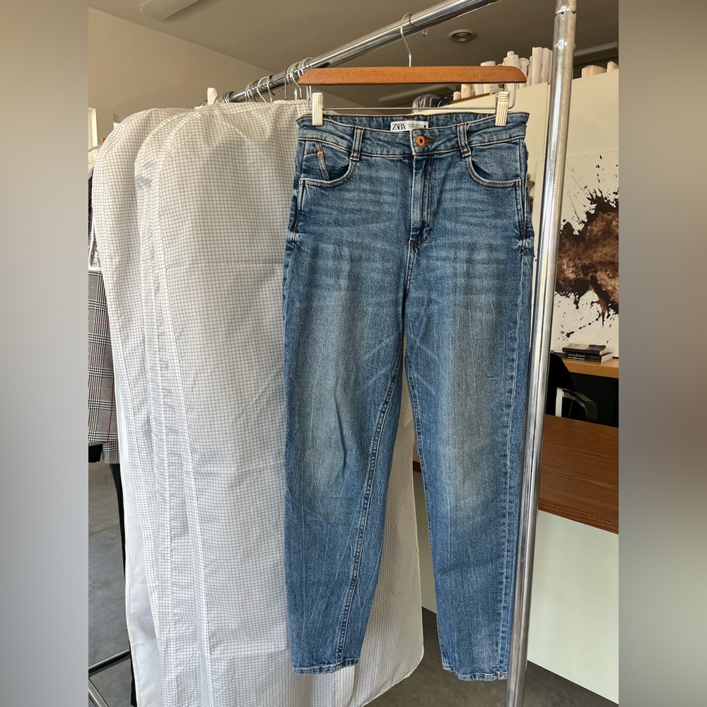 ZARA sz 28: Unripped blue jeans. Light distressed wash on the thighs.